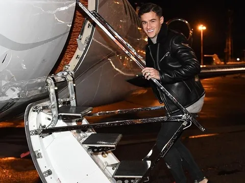 Coutinho rạng rỡ lên máy bay đến Barcelona