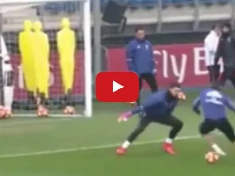 Cristiano Ronaldo biểu diễn kĩ thuật đảo chân đối mặt của Rô béo