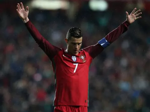 Cristiano Ronaldo cán cột mốc mới ở tuyển