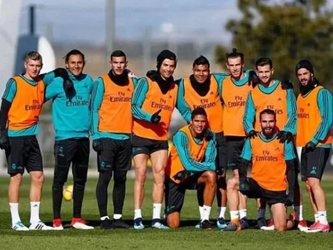 Cristiano Ronaldo khéo léo khoe cơ đùi rắn chắc