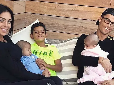 Nể phục tài chăm con của từ bạn gái 'vạn người mê' của Ronaldo