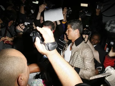 Phản ứng của sao sân cỏ trước paparazzi: Người cười gượng, kẻ ăn thua đủ