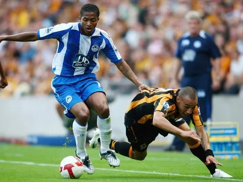 Cú nã đại bác của Antonio Valencia khi còn ở Wigan