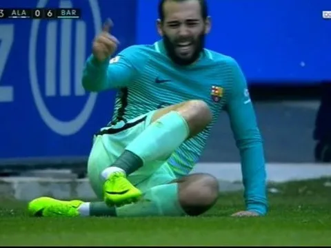 Cú sốc: Sao Barca chấn thương ghê rợn, gãy cổ chân