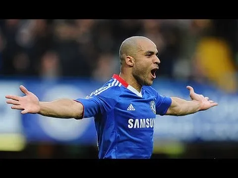Cú sút phạt trái phá Alex (Chelsea) vs Arsenal