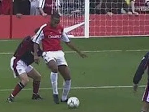 Cú xoay lưng vuốt bóng để đời của Thierry Henry