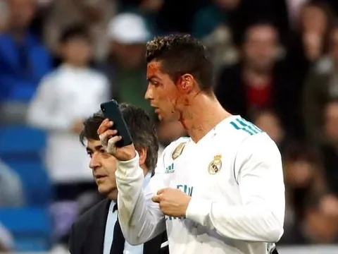 Cực hài: Ronaldo mượn điện thoại bác sĩ soi vết thương
