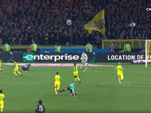 Cực hài trận Nantes-PSG: Trọng tài vung chân trả đũa rồi rút thẻ đỏ đuổi Diego Carlos