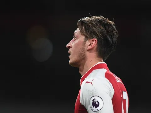 CỰC NÓNG: Mesut Ozil ở lại Arsenal, hưởng lương cao kỷ lục