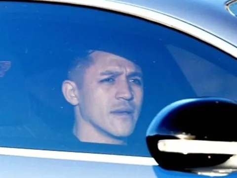 CỰC NÓNG: Sanchez sang Manchester United kiểm tra y tế