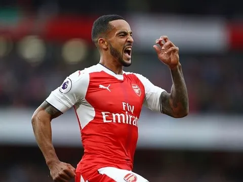 CỰC NÓNG: Walcott đến Everton kiểm tra y tế