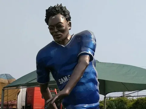 Cười sặc sụa với tượng Essien xấu 'ma chê quỷ hờn' chẳng kém Ronaldo