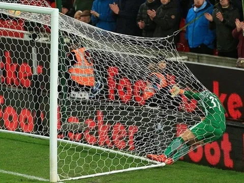 Cứu thua kinh dị, "siêu nhân" Man City bay thẳng vào lưới
