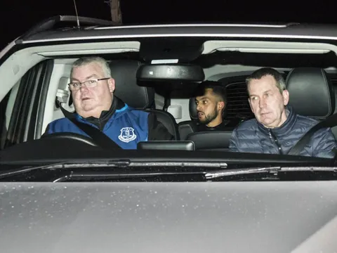 Walcott lặng lẽ đến kiểm tra y tế, Everton có người thay Barkley