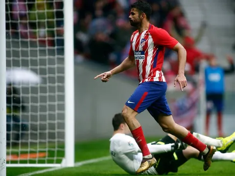 Sanchez bị fan vây kín trước ngày ra mắt tại Old Trafford