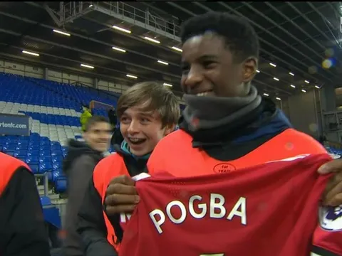 Pogba lột áo tặng fan nhí nhân ngày Man Utd thắng nhàn
