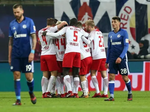 Thua thảm RB Leipzig, Schalke giương cờ trắng trước Bayern