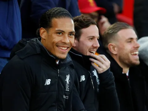 Van Dijk tươi rói nhìn đồng đội hạ nhục Man City lần đầu tiên