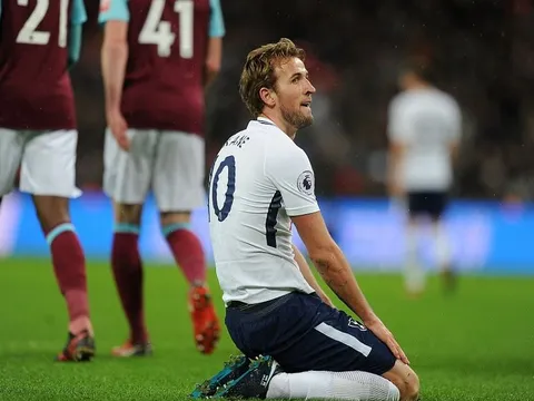 Harry Kane quỳ gối trước một West Ham cực kì khó chịu