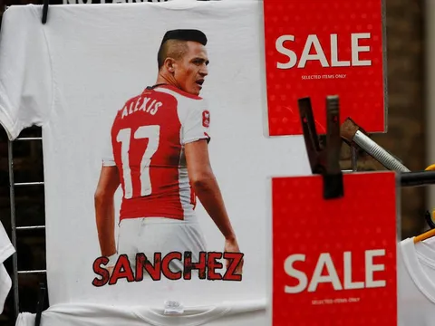 Áo in hình Sanchez bị rao bán với giá rẻ mạt trước giờ G