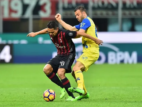 Đá hỏng pen, nhưng Bacca vẫn lập công đầu giúp Milan hạ gục Chievo