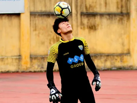 Thủ môn Bùi Tiến Dũng trở lại tập luyện chuẩn bị cho AFC Cup 2018