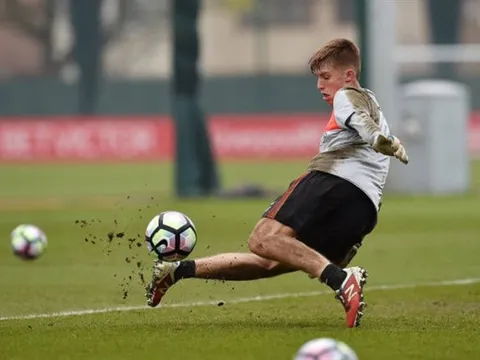 Đàn anh chưa về, sao trẻ Liverpool tranh thủ 'tắm bùn' ghi điểm
