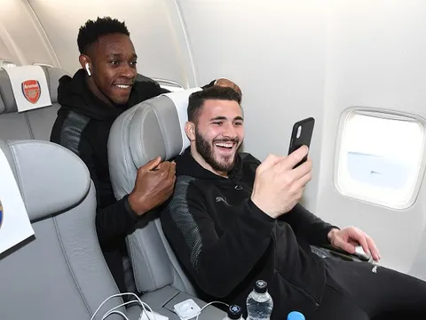 Dàn sao Arsenal hớn hở lên máy bay, đối đầu với thử thách khắc nghiệt