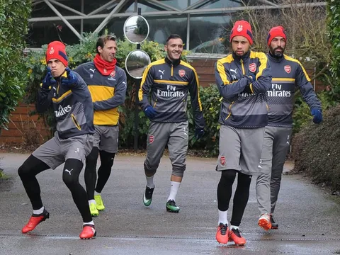 Dàn sao Arsenal tạo dáng ngộ nghĩnh dưới tiết trời lạnh giá