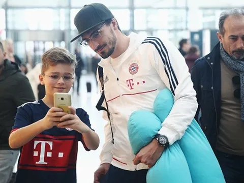 Dàn sao Bayern Munich bị vây kín khi đổ bộ xuống Doha
