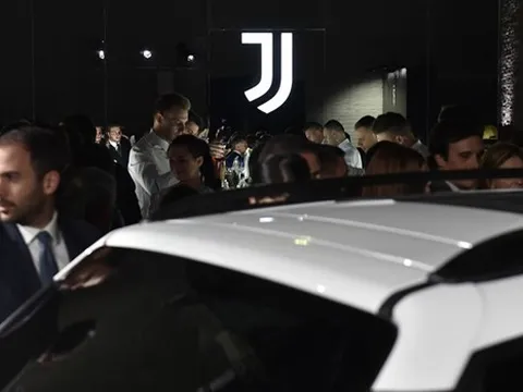 Dàn sao Juventus lung linh ra mắt logo 'thảm họa'