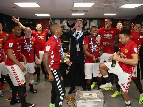 Dàn sao Man United 'náo loạn' phòng thay đồ