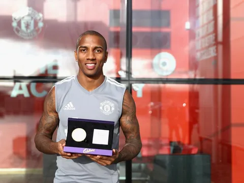 Dàn sao Premier League rạng rỡ khoe 'kỷ niệm chương' đầu năm
