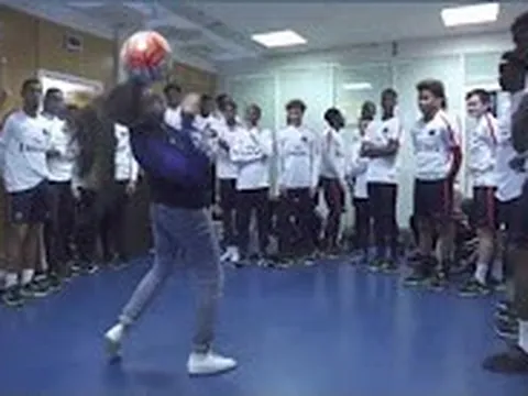 Dàn sao PSG 'đứng hình' trước tài chơi bóng của một cô gái