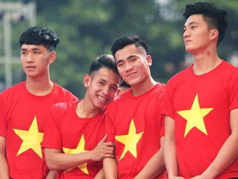 Dàn sao U23 Việt Nam tươi tắn trên lễ đài, chau mày dưới ghế đại biểu