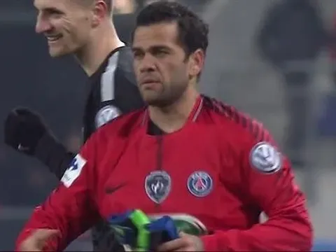 Dani Alves bắt thủ môn cho PSG