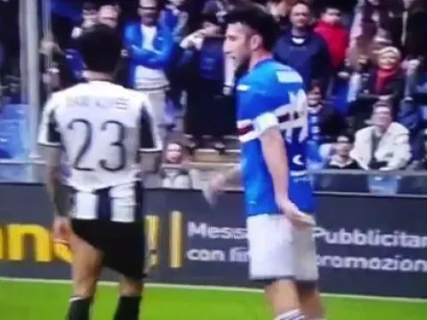 Dani Alves ôm mặt ăn vạ dù bị đánh nhẹ vào vai