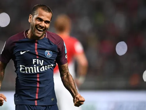 Dani Alves thi đấu như hồi xuân tại PSG