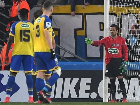 Dani Alves xỏ găng bất đắc dĩ, chỉ đạo như thủ môn 'thứ thiệt'