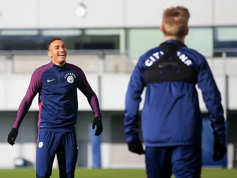 Danilo cười thả ga trên sân tập, chờ Pep bố trí đá chính