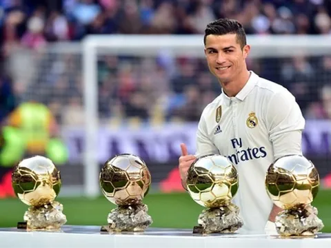 Đầu năm 2017, Ronaldo mang ra sân khoe cả 4 QBV