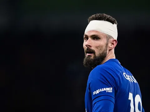 Đầu quấn băng, Giroud vẫn cháy hết mình với màu áo xanh