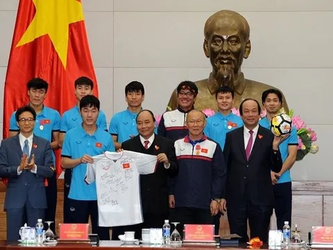 Áo đấu, quả bóng U23 Việt Nam tặng Thủ tướng: Món quà của khát vọng