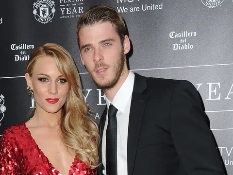 De Gea chiếm sóng truyền hình gửi tặng hoa hồng cho người yêu