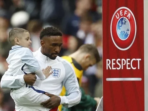 Defoe ghi điểm với các CĐV Anh sau nghĩa cử cao đẹp