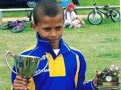 Dele Alli: Cha bỏ rơi, mẹ nghiện rượu và hành trình ngôi sao