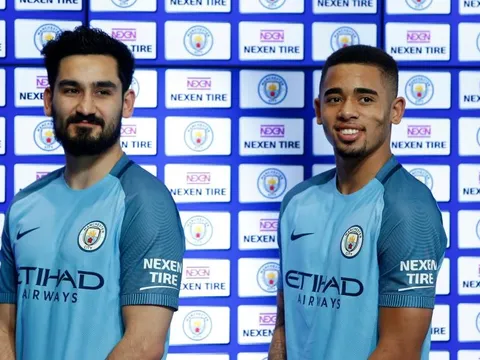 Đến cả tay áo, Man City cũng đã được tài trợ