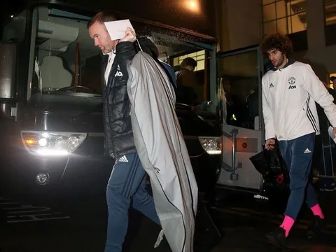 Đến London lúc đêm tối, dàn sao Man United vẫn được đón chào