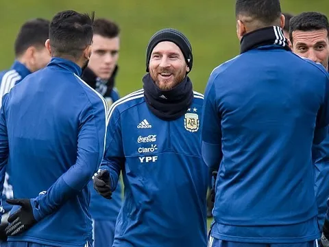 Đến Manchester, Messi cười rạng rỡ