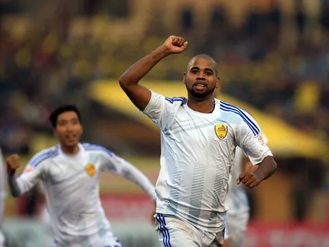 “Đi đêm” săn ngoại binh ở V-League: Lôi nhau đến "toà" FIFA?